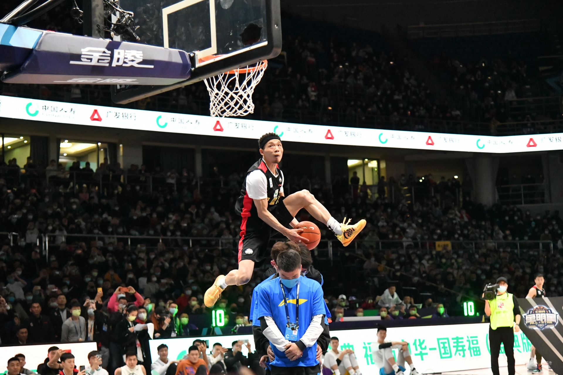 起了广泛的 起了广泛的